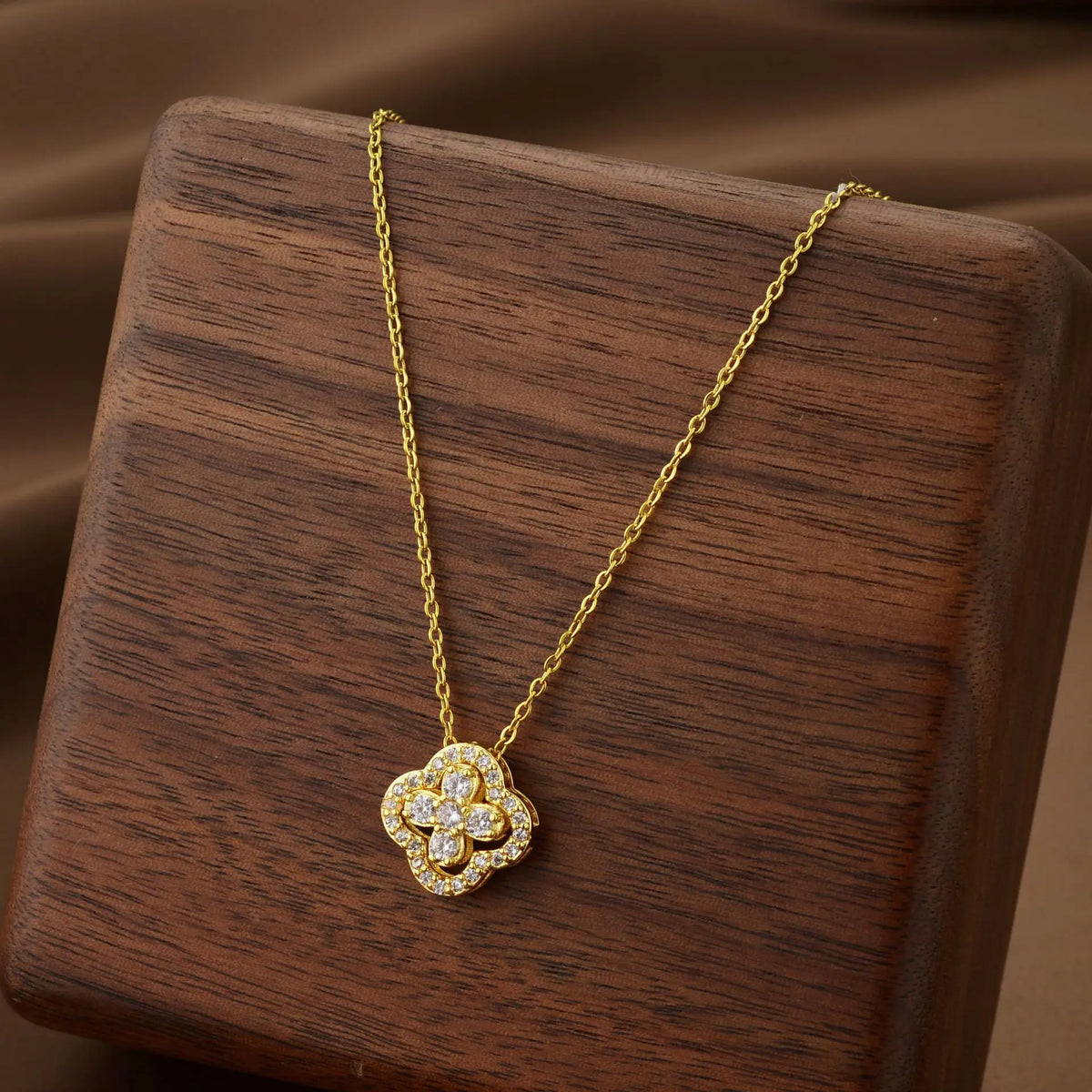 Collier titane pendentif trèfle - Harmonia Ibiza