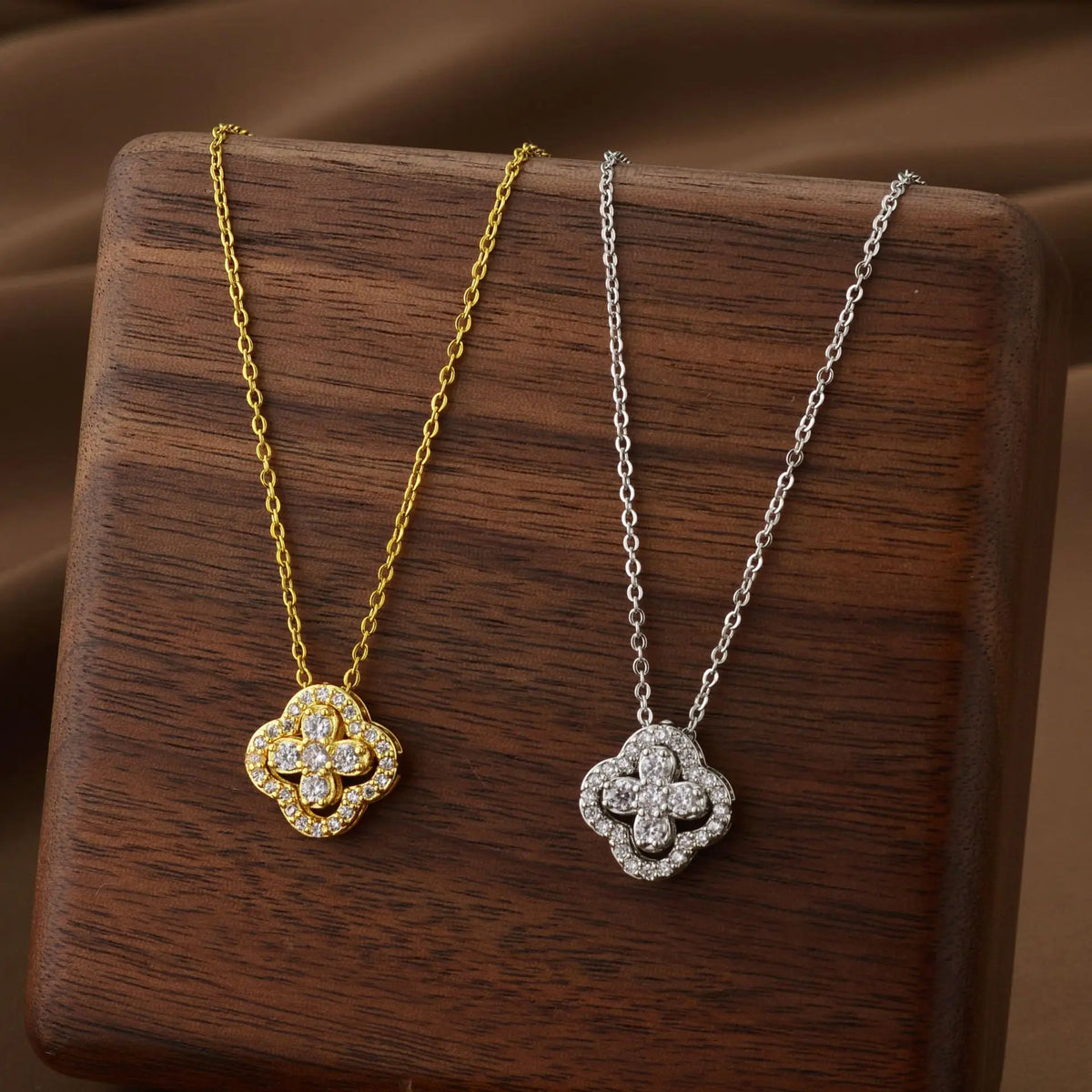 Collier titane pendentif trèfle - Harmonia Ibiza