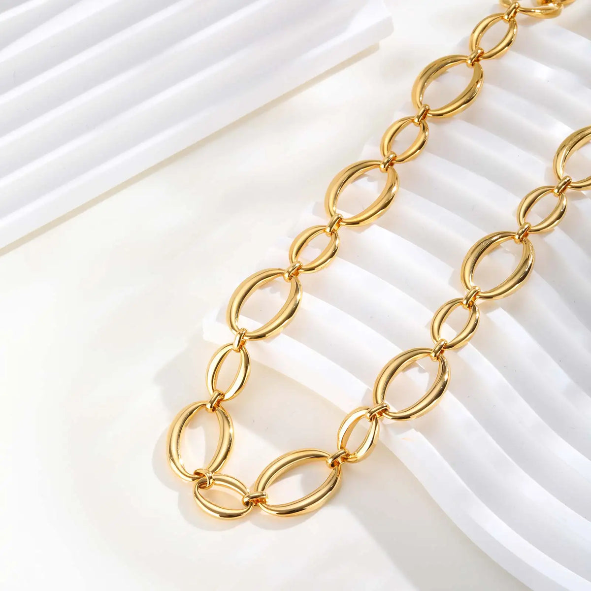 Collier ras-du-cou maillons épais – Doré