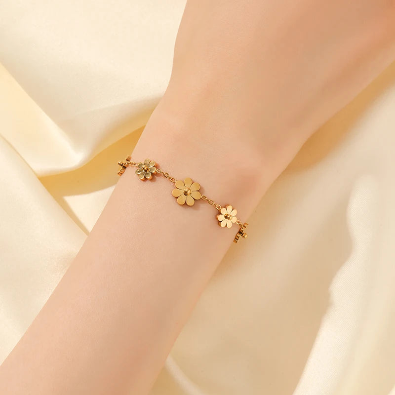 Bracelet à breloques fleurs doré – vue 5