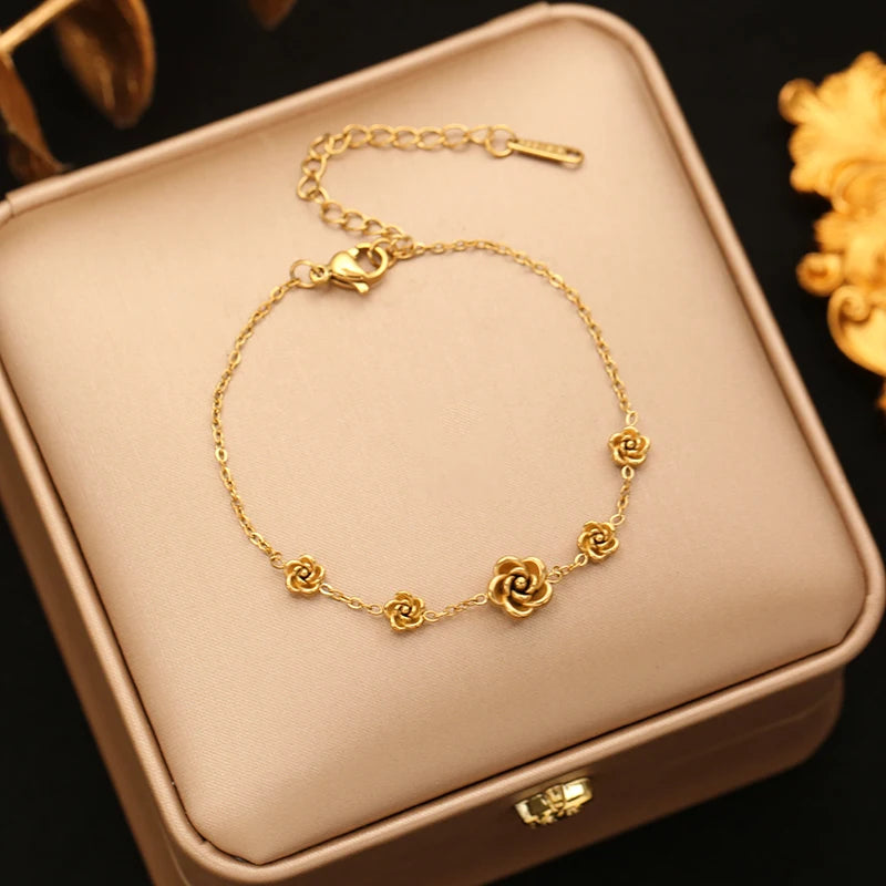 Bracelet à breloques fleurs doré – modèle 4